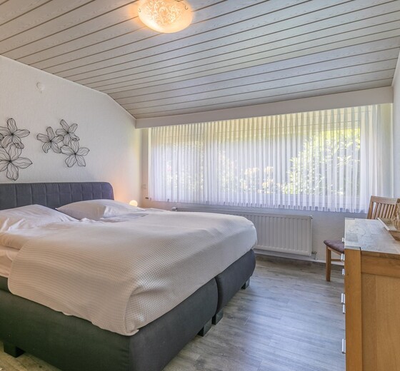 Blick ins Schlafzimmer 1-Nordseetraum, Bungalow - Ferienhaus / Ferienwohnung Büsum -  14