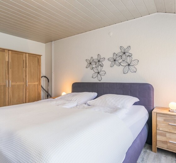 Schlafzimmer 1 mit Kleiderschrank-Nordseetraum, Bungalow - Ferienhaus / Ferienwohnung Büsum -  15