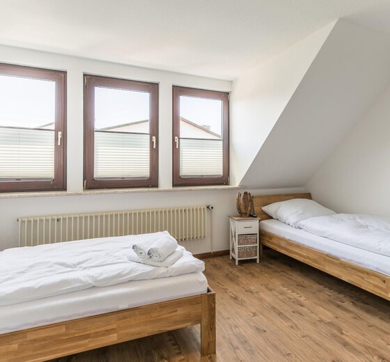 Schlafzimmer 2 mit Einzelbetten-Ferienhaus Ben - Ferienhaus / Ferienwohnung Büsum -  24