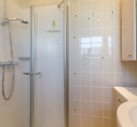 Badezimmer mit Dusche und Waschbecken-Nordseetraum, Bungalow - Ferienhaus / Ferienwohnung Büsum -  18