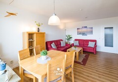 Wohnzimmer mit Sofa + Tisch-Appartement im Hochhaus- Ferienhaus / Ferienwohnung Büsum - 4