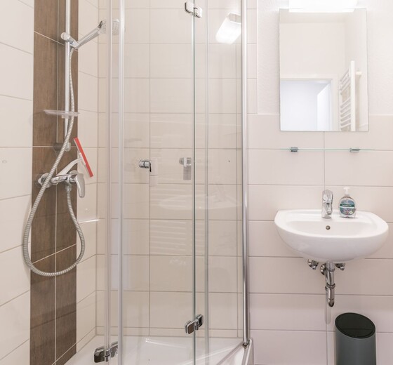 Badezimmer mit Dusche und Waschbecken-deichlodge lodge.fünf - Ferienhaus / Ferienwohnung Büsum -  13