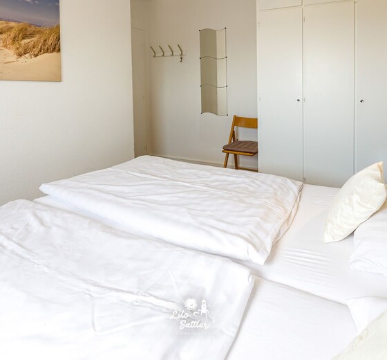 Schlafzimmer mit Doppelbett und Kleiderschrank-Appartement im Hochhaus - Ferienhaus / Ferienwohnung Büsum -  13