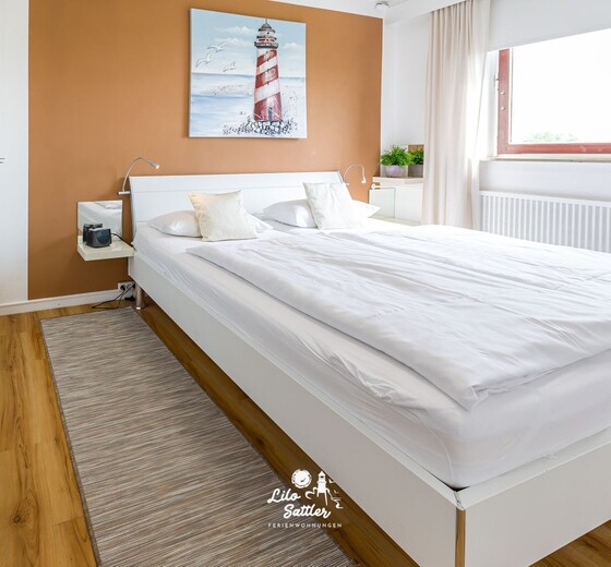 Schlafzimmer mit Doppelbett-Appartement im Hochhaus - Ferienhaus / Ferienwohnung Büsum -  11